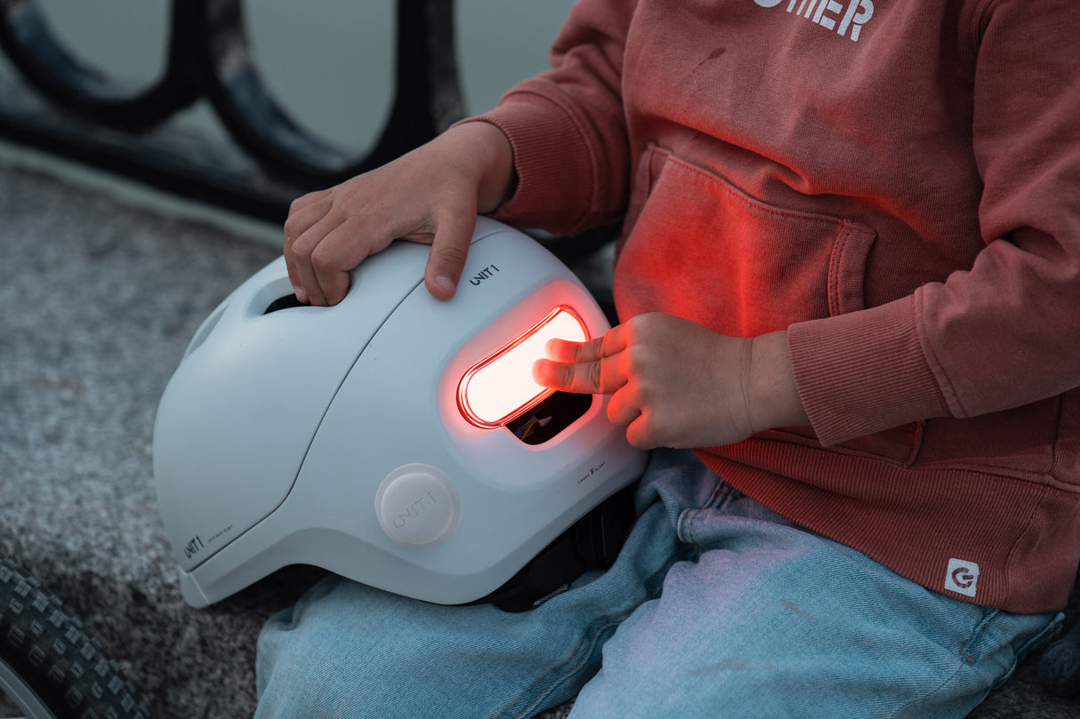 Unit1 SPARKY Kinder Smart-Helm mit Licht & Inserts Helmexperte