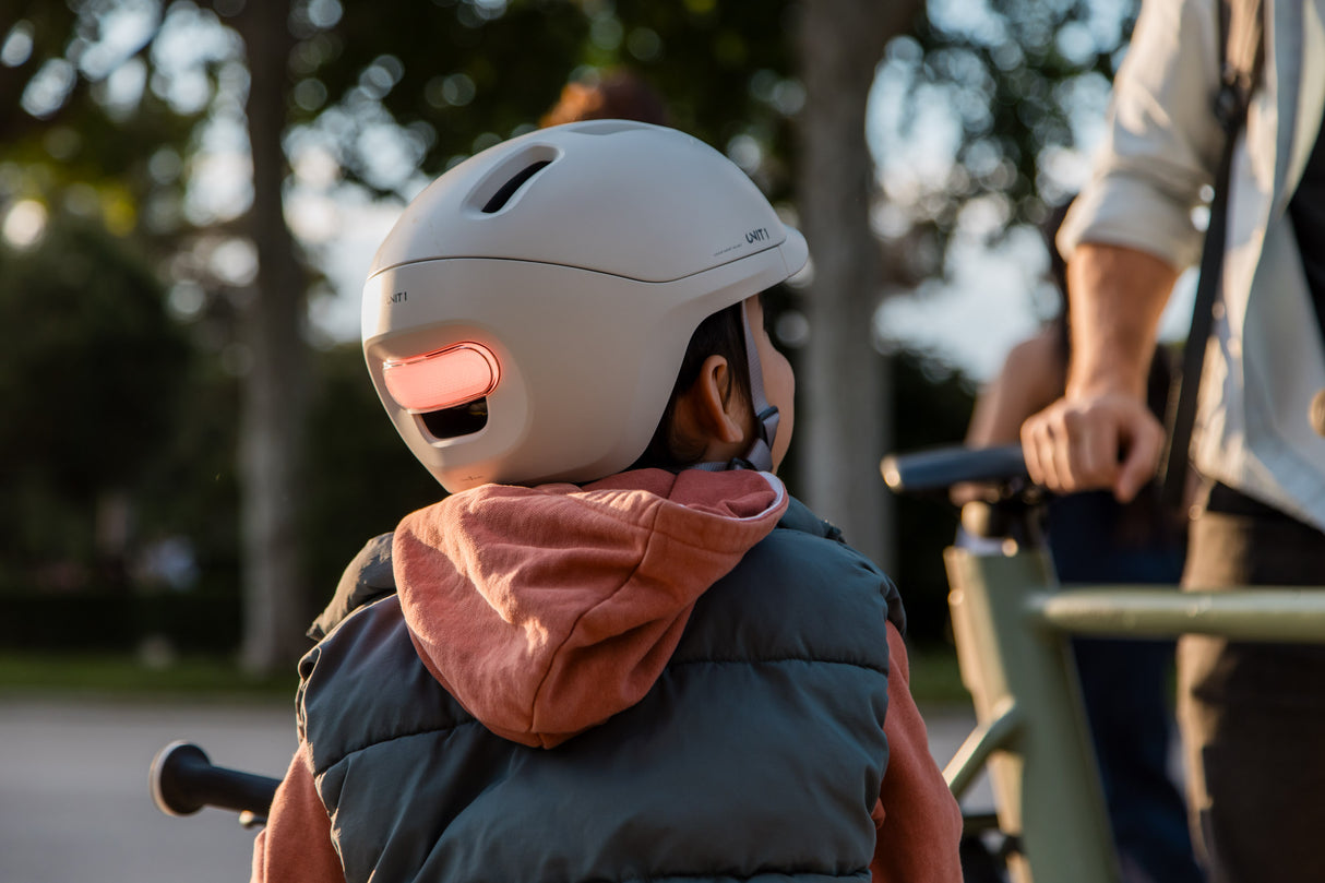 Unit1 SPARKY Kinder Smart-Helm mit Licht & Inserts Helmexperte