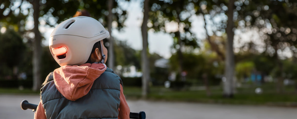 Unit1 SPARKY Kinder Smart-Helm mit Licht & Inserts Helmexperte