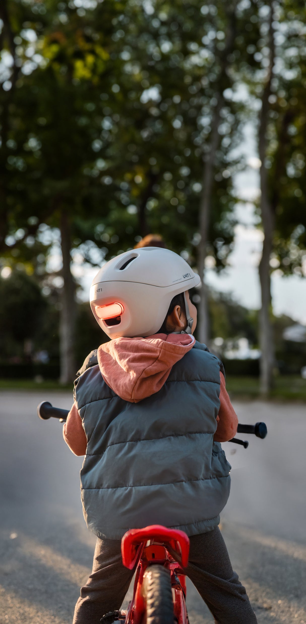 Unit1 SPARKY Kinder Smart-Helm mit Licht & Inserts Helmexperte