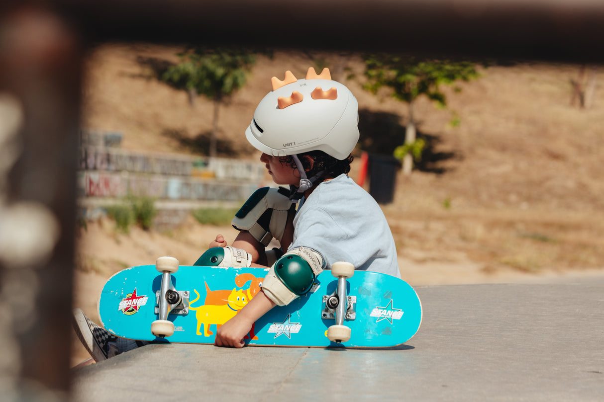 Unit1 SPARKY Kinder Smart-Helm mit Licht & Inserts Helmexperte