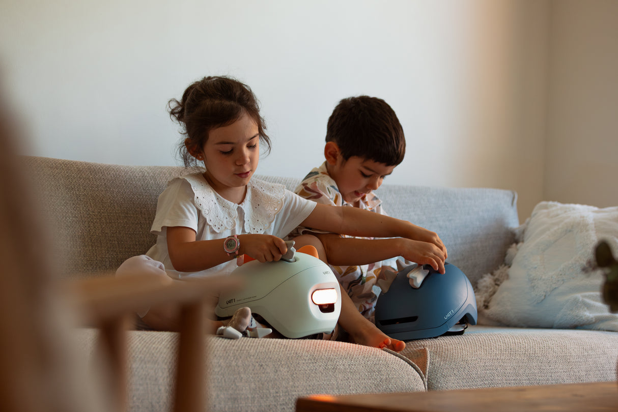 Unit1 SPARKY Kinder Smart-Helm mit Licht & Inserts Helmexperte