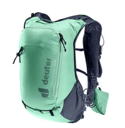 Deuter Ascender 7 Trailrunning-Rucksack in grün, ergonomisches Design für Outdoor-Enthusiasten, wasserfest und kompakt.