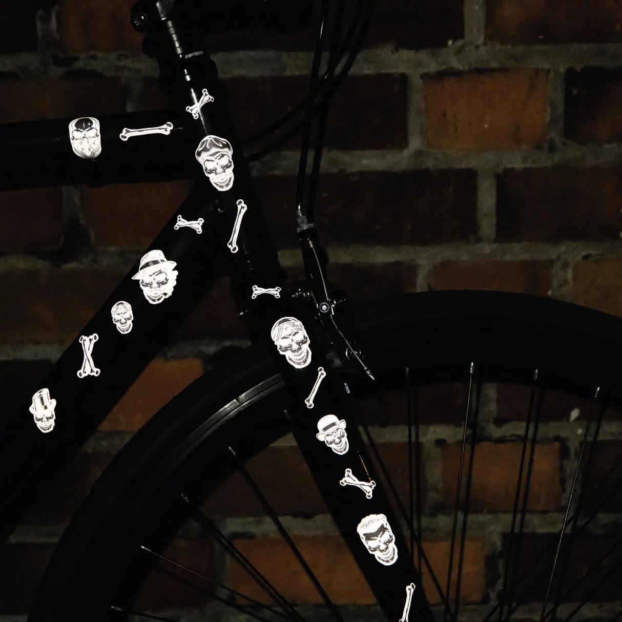 Totenkopf Reflex Aufkleber Set für Fahrrad und Helm - Sichtbarkeit und Stil im Straßenverkehr | Farbviereck.